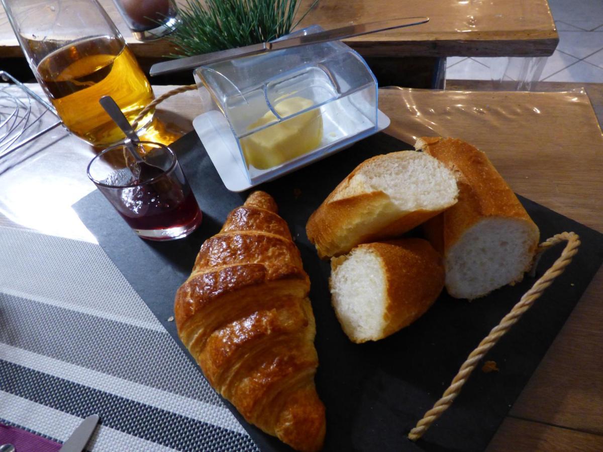 Bed and Breakfast Les Petites Brosses Montbizot Esterno foto